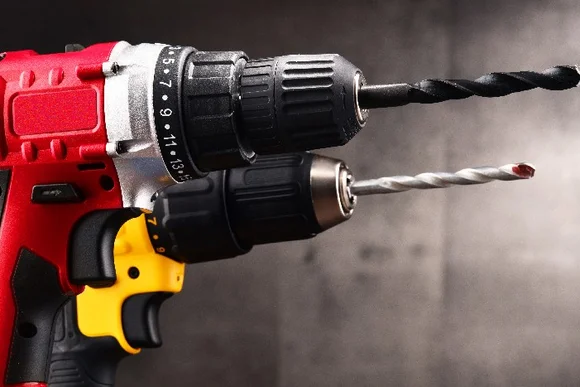 Zwei Akkuschrauber mit unterschiedlichen Bohrern.